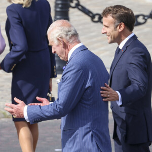 Le roi Charles III d'Angleterre et la reine consort Camilla Parker Bowles, le président français Emmanuel Macron et sa femme Brigitte Macron lors de la cérémonie du ravivage de la Flamme à l'Arc de Triomphe à Paris, le 20 septembre 2023. 
