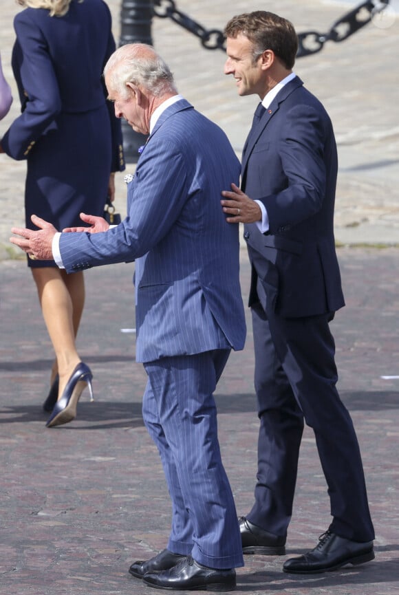 Le roi Charles III d'Angleterre et la reine consort Camilla Parker Bowles, le président français Emmanuel Macron et sa femme Brigitte Macron lors de la cérémonie du ravivage de la Flamme à l'Arc de Triomphe à Paris, le 20 septembre 2023. 