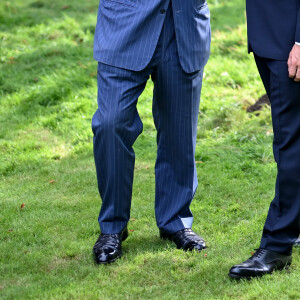 Le roi Charles III d'Angleterre et Emmanuel Macron lors de la cérémonie de plantage d'un arbre à la résidence de l'ambassade britannique à Paris, à l'occasion de la visite officielle du roi d'Angleterre en France de 3 jours. Le 20 septembre 2023 