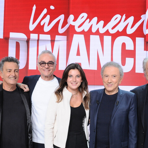 Exclusif - Emmanuel Chaunu, Kennan Barnes, Phil Barney, Jean Pierre Mader, Victoria Hernandez, Michel Drucker, Patrick Hernandez, Jeanne Mader et Erwan Anadon - Enregistrement de l'émission "Vivement Dimanche" au Studio Gabriel, présentée par M.Drucker et diffusée sur France 3 le 24 septembre © Guillaume Gaffiot / Bestimage 