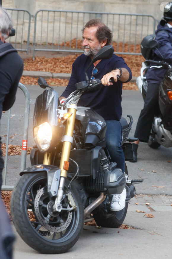 Exclusif - Stéphane de Groodt - Arrivées à l'enregistrement de l'émission "Vivement Dimanche" présentée par M.Drucker et qui sera diffusée le 24 septembre 2023 sur France 3 au studio Gabriel à Paris, France, le 18 septembre 2023. © Christophe Clovis / Bestimage No web pour la Belgique et la Suisse  