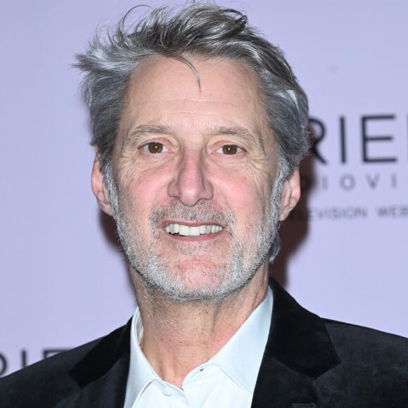 L'animateur est déjà passé à l'antenne sous l'emprise de la drogue ou de l'alcool.
Antoine de Caunes - 28ème cérémonie des Lauriers de l'Audiovisuel au théâtre Marigny à Paris le 20 février 2023. Elle sera diffusée en différé sur TV5 Monde, pour la deuxième année consécutive, le 22 février. Dix-sept lauriers ont été décernés. France Télévisions arrive en tête du palmarès de la 28e édition avec cinq prix. Cette année, France 2 et France 5 sont récompensées à égalité avec deux Lauriers chacune © Coadic Guirec/Bestimage 