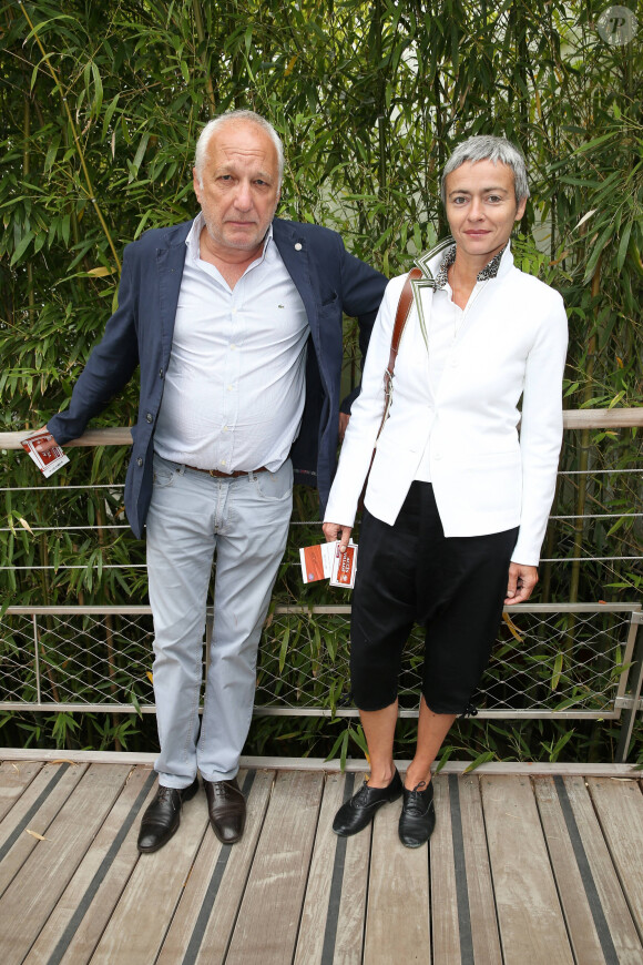 Alexia Stresi a sorti le livre "Des lendemains qui chantent"
François Berléand et Alexia Strési - People dans le village lors du tournoi de tennis de Roland-Garros à Paris, le 2 juin 2015. 