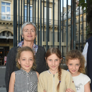 Les jumelles de François Berléand s'appelent Adèle et Lucie
Alexia Stresi et François Berléand avec leurs filles Adèle et Lucie et une amie - Soirée d'inauguration de la 35ème fête foraine des Tuileries au Jardin des Tuileries à Paris, le 22 juin 2018. © Coadic Guirec/Baldini/Bestimage 