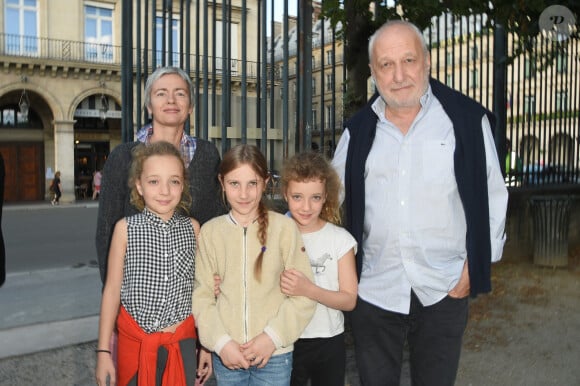 Les jumelles de François Berléand s'appelent Adèle et Lucie
Alexia Stresi et François Berléand avec leurs filles Adèle et Lucie et une amie - Soirée d'inauguration de la 35ème fête foraine des Tuileries au Jardin des Tuileries à Paris, le 22 juin 2018. © Coadic Guirec/Baldini/Bestimage 