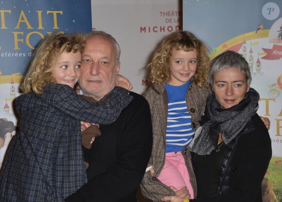 Elles sont nées en 2008
François Berléand avec Alexia Stresi et leurs filles Adele et Lucie - Générale de la pièce "il était une fois" au théâtre de la Michodière à Paris le 5 décembre 2015. Jenifer et Jean-Pierre Marielle prêtent leur voix lors de ce spectacle. © Veeren / Bestimage