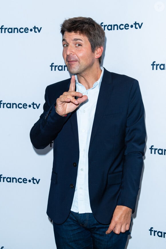 Thomas Sotto lors du photocall dans le cadre de la conférence de presse de France Télévisions au Pavillon Gabriel à Paris, France, le 24 août 2021. © Pierre Perusseau/Bestimage