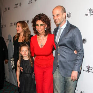 Sophia Loren, son fils Edoardo Ponti, sa femme Sasha Alexander et sa fille Lucia Sofia Ponti lors du festival du film de Tribeca à New York le 21 avril 2014