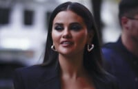 PHOTOS Selena Gomez maxi-décolletée : dîner grand luxe et bains de foule, la belle actrice s'éclate à Paris !