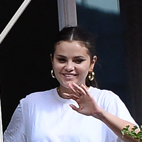 Exclusif - Selena Gomez salue ses fans depuis un balcon de l'hôtel Plaza Athénée, à Paris, France, le 25 Septembre 2023.