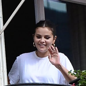 La jeune comédienne avait retrouvé deux amis très proches d'elle, Brooklyn Beckham et son épouse Nicola Peltz.
Exclusif - Selena Gomez salue ses fans depuis un balcon de l'hôtel Plaza Athénée, à Paris, France, le 25 Septembre 2023.