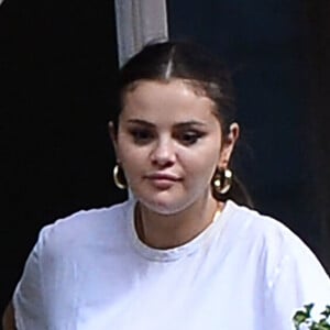 Exclusif - Selena Gomez salue ses fans depuis un balcon de l'hôtel Plaza Athénée, à Paris, France, le 25 Septembre 2023.