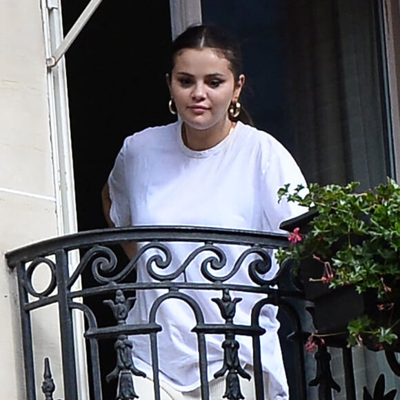Exclusif - Selena Gomez salue ses fans depuis un balcon de l'hôtel Plaza Athénée, à Paris, France, le 25 Septembre 2023.
