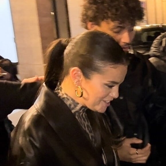Exclusif - Selena Gomez prend des photos avec ses fans après avoir dîné avec Nicola Peltz et Brooklyn Beckham.