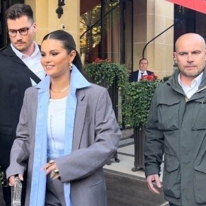Exclusif - Selena Gomez sort du Plaza Athénée de Paris.
