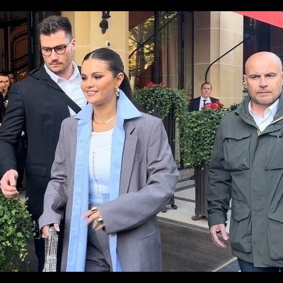 Exclusif - Selena Gomez sort du Plaza Athénée de Paris.