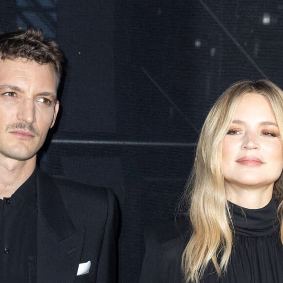 L'actrice était au bras de son chéri, le comédien Niels Schneider
Niels Schneider et sa compagne Virginie Efira - Photocall du défilé Saint Laurent Womenswear Printemps/été 2024 dans le cadre de la Fashion week de Paris le 26 septembre 2023 à Paris. © Olivier Borde/Bestimage 