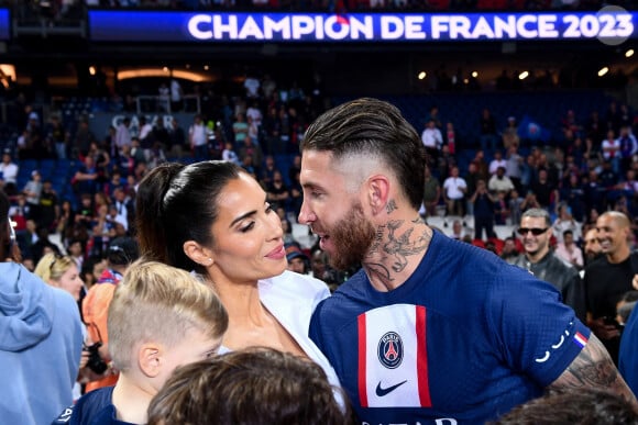 Sergio Ramos et sa femme Pilar Rubio n'étaient pas sur place
 
Sergio Ramos et sa femme Pilar Rubio lors de la cérémonie de remise du trophée de champion de France au Paris Saint-Saint-Germain (PSG) après le match de football Ligue 1 Uber Eats opposant le Paris Saint-Germain (PSG) au Clermont Foot 63 au Parc des Princes à Paris, France, le 3 juin 2023. Clermont a gagné 3-2. © Philippe Lecoeur/Pool/Bestimage