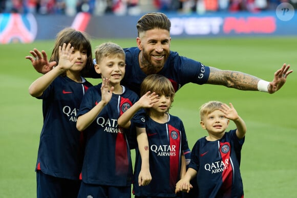 Les 4 garçons ainsi que les 2 nourrices seraient sous le choc après ce terrible évènement, mais tous sains et saufs
 
Sergio Ramos avec ses enfants, Sergio, né en mai 2014, Marco, né en novembre 2015, Alejandro, né en mars 2018 et Maximo, né en juillet 2020 lors de la cérémonie de remise du trophée de champion de France au Paris Saint-Saint-Germain (PSG) après le match de football Ligue 1 Uber Eats opposant le Paris Saint-Germain (PSG) au Clermont Foot 63 au Parc des Princes à Paris, France, le 3 juin 2023. Clermont a gagné 3-2. © Cyril Moreau/Bestimage