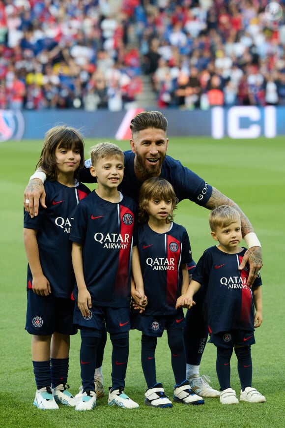 Mais les 4 enfants du couple ainsi que leurs deux nourrices se trouvaient dans la maison
 
Sergio Ramos avec ses enfants, Sergio, né en mai 2014, Marco, né en novembre 2015, Alejandro, né en mars 2018 et Maximo, né en juillet 2020 lors de la cérémonie de remise du trophée de champion de France au Paris Saint-Saint-Germain (PSG) après le match de football Ligue 1 Uber Eats opposant le Paris Saint-Germain (PSG) au Clermont Foot 63 au Parc des Princes à Paris, France, le 3 juin 2023. Clermont a gagné 3-2. © Cyril Moreau/Bestimage