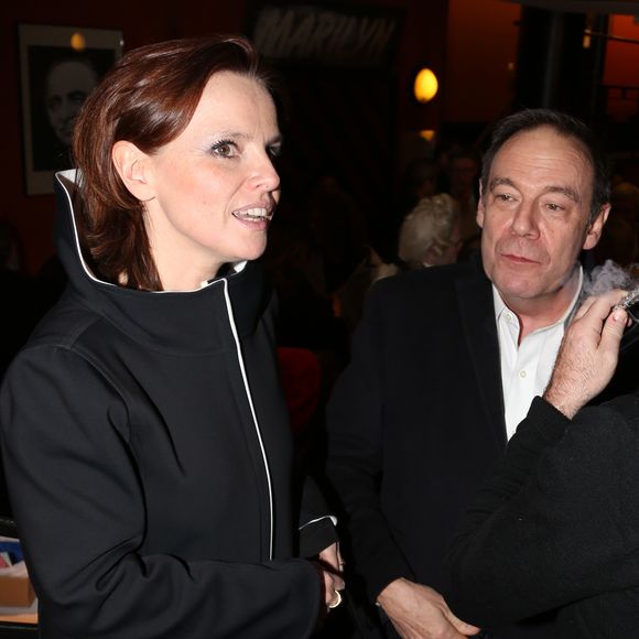 Emmanuelle Gaume et son compagnon Xavier Couture - dans les coulisses de la 2ème édition de la "Nuit de la déprime" à l'Olympia à Paris le 10 février 2014. (Denis Guignebourg / Bestimage)