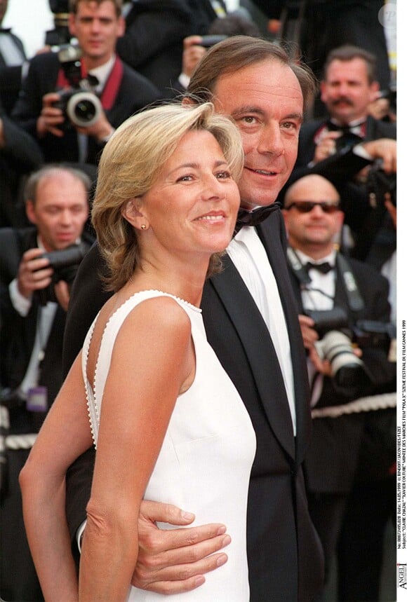 Mais avant elle, Xavier Couture a été marié à Claire Chazal, l'icône de l'info qui a également faire les belles heures de TF1.
Claire Chazal - Xavier Couture montée des marches Film - Pola X - 52ème Festival de Cannes - 1999.
