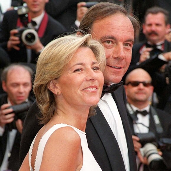 Mais avant elle, Xavier Couture a été marié à Claire Chazal, l'icône de l'info qui a également faire les belles heures de TF1.
Claire Chazal - Xavier Couture montée des marches Film - Pola X - 52ème Festival de Cannes - 1999.