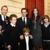 Dany Boon et son épouse Yaël, entourés de leurs deux enfants Elia et Eytan, et des deux premiers enfants de l'acteur, Mehdi et Noé. Le 10 novembre 2009 à l'Elysée, avec Nicolas Sarkozy.