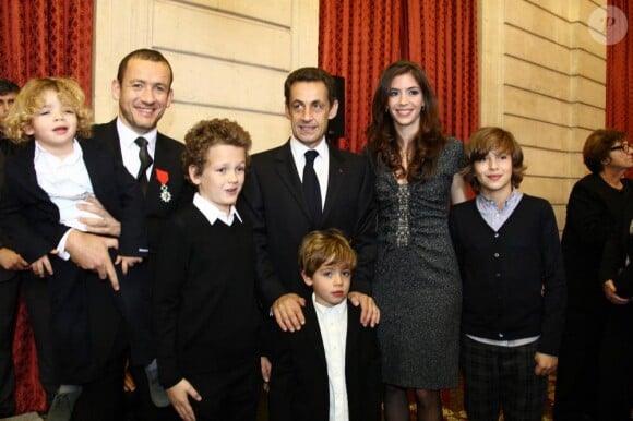 Dany Boon et son épouse Yaël, entourés de leurs deux enfants Elia et Eytan, et des deux premiers enfants de l'acteur, Mehdi et Noé. Le 10 novembre 2009 à l'Elysée, avec Nicolas Sarkozy.