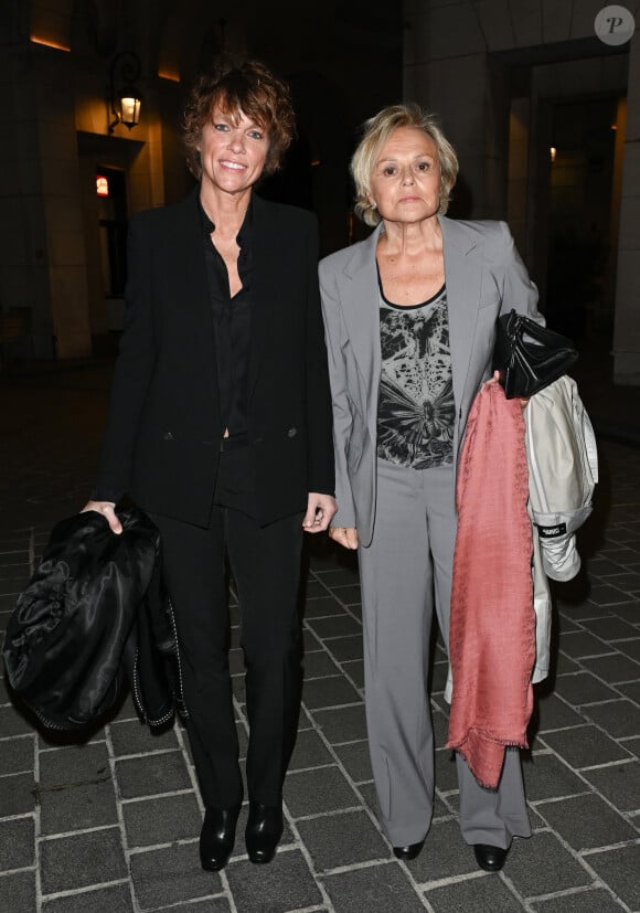 Comédienne dont elle partage la vie depuis 2009 et qu'elle a épousée en février 2021
Exclusif - Anne Le Nen et et sa femme Muriel Robin (Grand prix du centième anniversaire de la naissance de Raymond Devos) - Cérémonie de remise du prix Raymond Devos au théâtre Edouard VII à Paris cadre de la 28ème édition de la semaine de la Langue Française et de la Francophonie le 20 mars 2023. © Coadic Guirec - Cyril Bruneau / Bestimage 