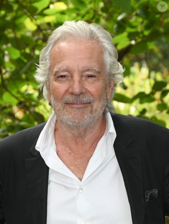 Mais comme l'a fait savoir Muriel Robin, en réalité, il a fait un malaise vagal avec hypoglycémie.
Pierre Arditi au photocall du film "Maestro(s)" lors du 15ème festival du film francophone de Angoulême, France, le 26 août 2022. © Coadic Guirec/Bestimage 