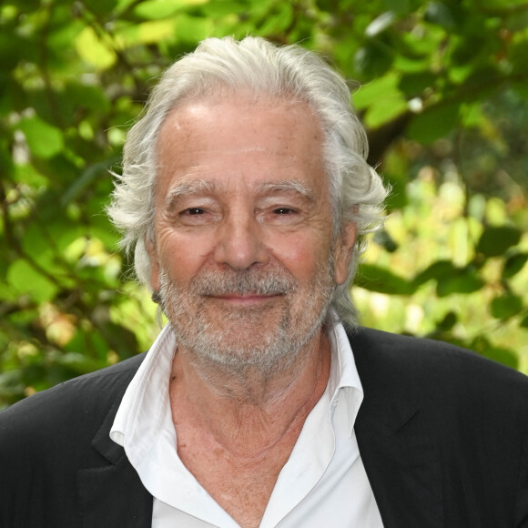 Mais comme l'a fait savoir Muriel Robin, en réalité, il a fait un malaise vagal avec hypoglycémie.
Pierre Arditi au photocall du film "Maestro(s)" lors du 15ème festival du film francophone de Angoulême, France, le 26 août 2022. © Coadic Guirec/Bestimage 