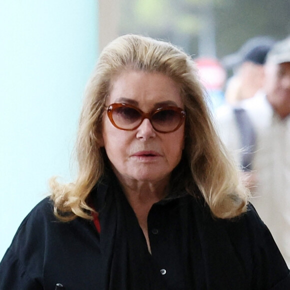 "Je vois les choses différemment. Je choisis les films que je vais faire avec plus de parcimonie."
Catherine Deneuve arrive à l'aéroport de Venise-Marco Polo, la veille de l'ouverture du 80ème Festival International du Film de Venise, La Mostra, à Venise, Italie, le 29 ao^t 2023. 