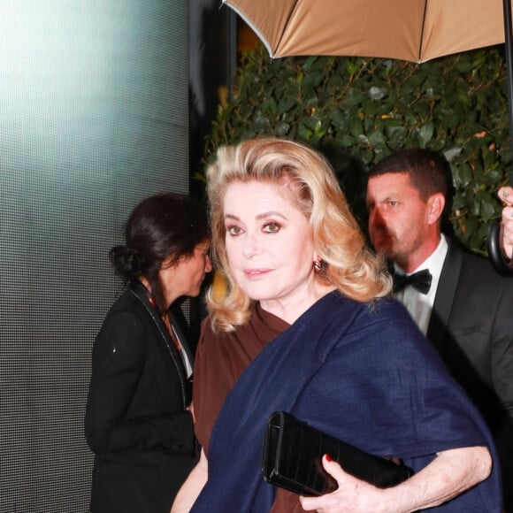 Exclusif - Catherine Deneuve quitte l'hôtel Majestic lors du 76ème Festival International du Film de Cannes le 17 mai 2023. 