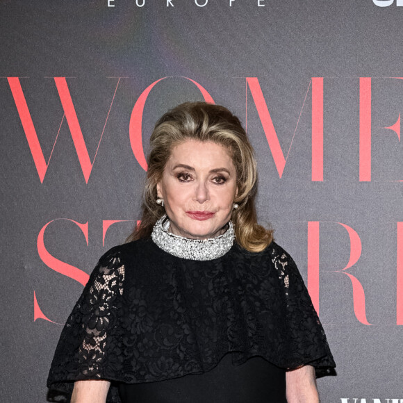 "Je prends soin du temps qui reste, où il n'y a pas de place pour le passé."
Catherine Deneuve au photocall de la soirée de gala "Women Stories by Vanity Fair" à l'Eden Roc lors du 76ème Festival International du Film de Cannes, le 18 mai 2023. 