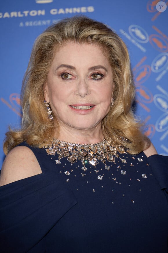 Catherine Deneuve - Photocall du dîner d'ouverture du 76ème Festival International du Film de Cannes, au Carlton. Le 16 mai 2023 © Borde-Jacovides-Moreau / Bestimage 