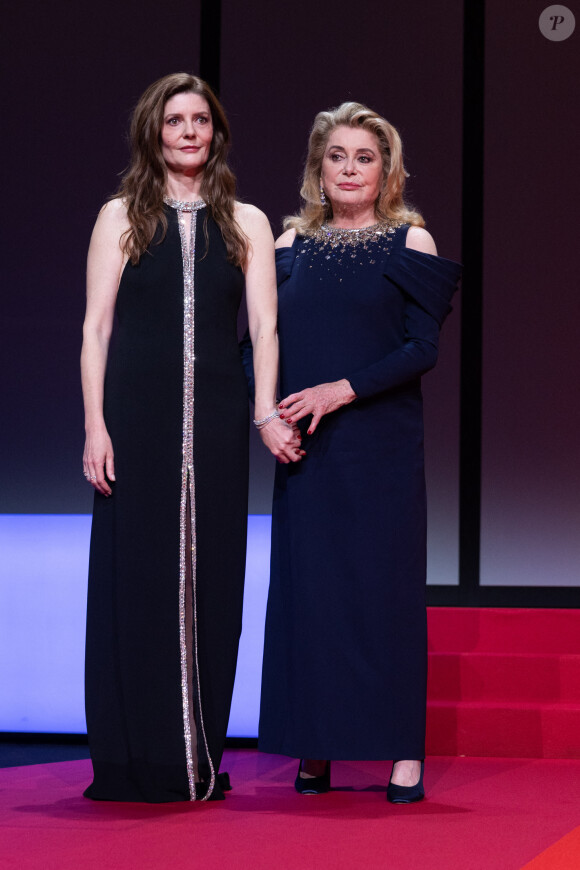 Chiara Mastroianni (maîtresse de cérémonie) et sa mère Catherine Deneuve - Cérémonie d'ouverture du 76ème Festival International du Film de Cannes, au Palais des Festivals à Cannes. Le 16 mai 2023. © Borde-Jacovides-Moreau / Bestimage 