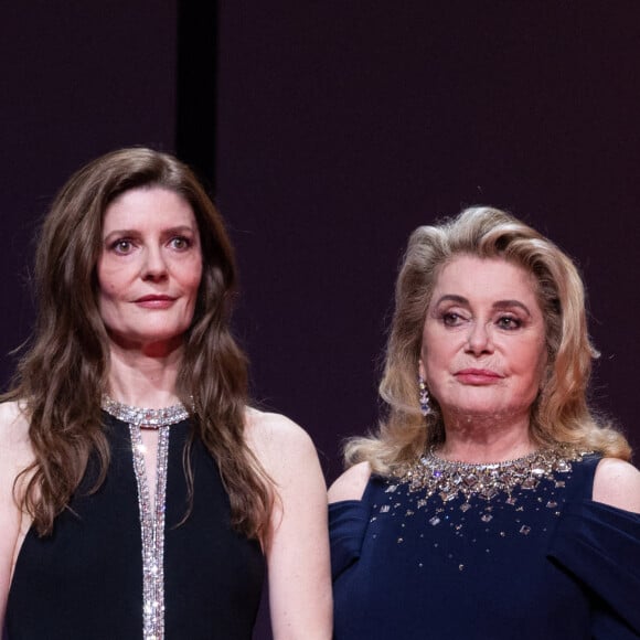 Chiara Mastroianni (maîtresse de cérémonie) et sa mère Catherine Deneuve - Cérémonie d'ouverture du 76ème Festival International du Film de Cannes, au Palais des Festivals à Cannes. Le 16 mai 2023. © Borde-Jacovides-Moreau / Bestimage 