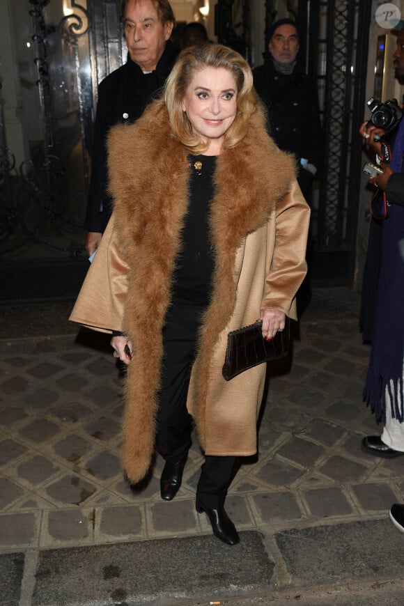 Catherine Deneuve arrive au défilé de mode Haute-Couture Jean-Paul Gaultier, au siège parisien du couturier, lors de la Fashion Week Printemps-été 2023 de Paris. Le 25 janvier 2023. 