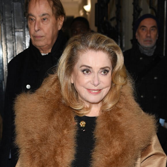 Catherine Deneuve arrive au défilé de mode Haute-Couture Jean-Paul Gaultier, au siège parisien du couturier, lors de la Fashion Week Printemps-été 2023 de Paris. Le 25 janvier 2023. 