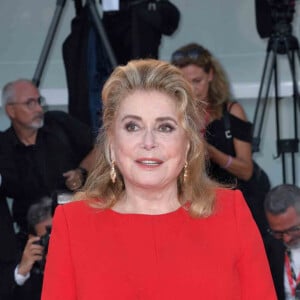 "Je fais le tri entre ce qui n'est pas la peine et ce qui mérite qu'on s'y attarde. Même chose pour les gens, à voir ou à ne plus voir."
Catherine Deneuve, Lion d'Or d'honneur de la Mostra 2022 - Red Carpet du film White Noise et de la cérémonie d'ouverture lors de la 79ème édition du festival international du film de Venise, la Mostra le 1er septembre 2022. 