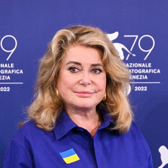 Photocall de Catherine Deneuve (porte un badge aux couleurs de l'Ukraine) qui va recevoir un Lion d'Or d'Honneur lors de la 79ème édition du festival international du film de Venise, la Mostra le 31 août 2022. 