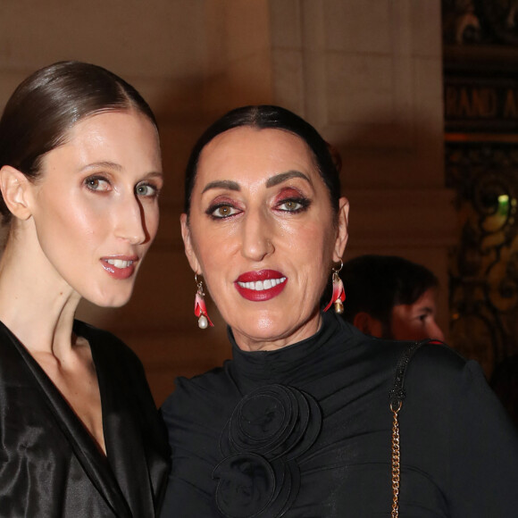 A l'image de l'excentrique Rossy de Palma dont le sac à main Louboutin a d'ailleurs fait sensation.
Rossy de Palma (D) et guest - Célébrités à la présentation de la nouvelle Collection femme printemps-Eté 2024 de Christian Louboutin à la Sorbonne dans le cadre de la Fashion Week de Paris, France, le 28 Septembre 2023. © Bertrand Rindoff / Bestimage 