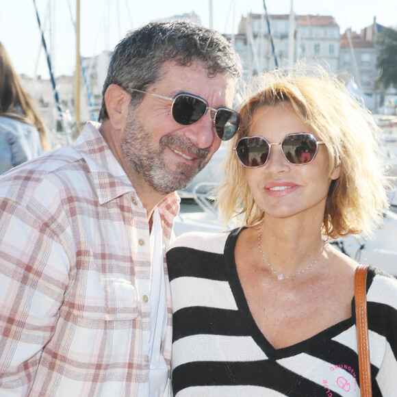 Après sa séparation avec Thierry Peythieu en 2020, l'actrice a retrouvé le sourire dans les bras du photographe Philippe Warrin. 
Ingrid Chauvin et son compagnon Philippe Warrin au photocall de la série "Demain nous appartient" lors de la 24ème édition du Festival de la Fiction TV de La Rochelle, France, le 17 septembre 2022. © Patrick bernard/Bestimage 