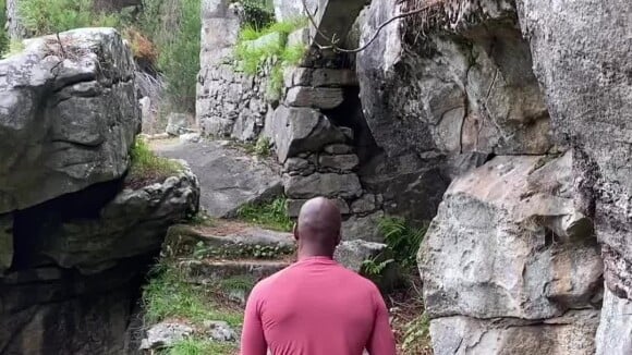 Sur Instagram, chacun a par exemple partagé une vidéo où on les voit en train de suivre le même parcours de randonnée.
Adriana Karembeu et Stomy Bugsy profitent d'un beau voyage ensemble. Instagram