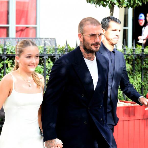 David Beckham et ses enfants, Harper et Cruz quittent l'hôtel La Réserve à Paris, pour assister au défilé de Victoria Beckham lors de la Fashion Week, le 29 septembre 2023. Davd Beckham a succombé à la mode des claquettes portées avec des chaussettes.