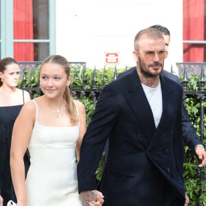 David Beckham et ses enfants, Harper et Cruz quittent l'hôtel La Réserve à Paris, pour assister au défilé de Victoria Beckham lors de la Fashion Week, le 29 septembre 2023. Davd Beckham a succombé à la mode des claquettes portées avec des chaussettes.