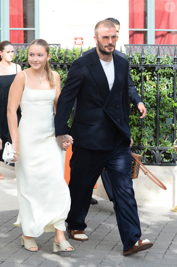 David Beckham et ses enfants, Harper et Cruz quittent l'hôtel La Réserve à Paris, pour assister au défilé de Victoria Beckham lors de la Fashion Week, le 29 septembre 2023. Davd Beckham a succombé à la mode des claquettes portées avec des chaussettes.