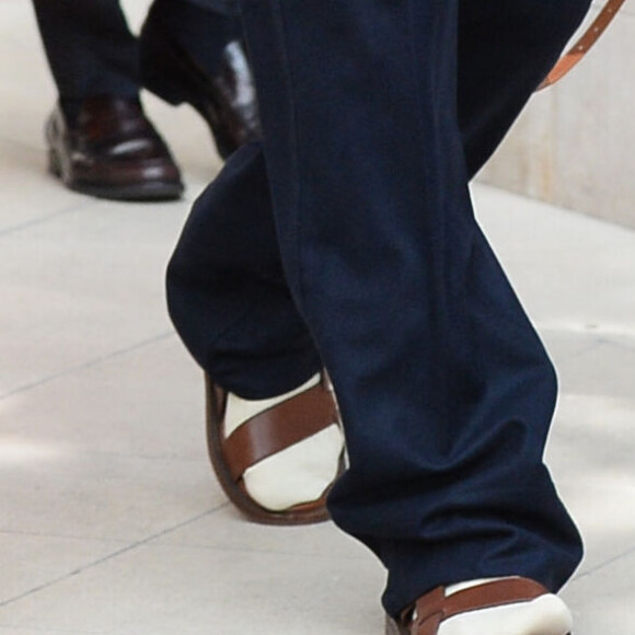 David Beckham et ses enfants, Harper et Cruz quittent l'hôtel La Réserve à Paris, pour assister au défilé de Victoria Beckham lors de la Fashion Week, le 29 septembre 2023. Davd Beckham a succombé à la mode des claquettes portées avec des chaussettes.