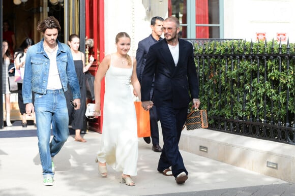 Harper Beckham était de sortie ce vendredi à Paris pour assister au défilé de sa mère. 
David Beckham et ses enfants, Harper et Cruz quittent l'hôtel La Réserve à Paris, pour assister au défilé de Victoria Beckham lors de la Fashion Week. Davd Beckham a succombé à la mode des claquettes portées avec des chaussettes. 